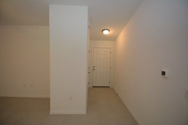Building Photo - "Charming 3-Bedroom Retreat with 2 Full Ba...