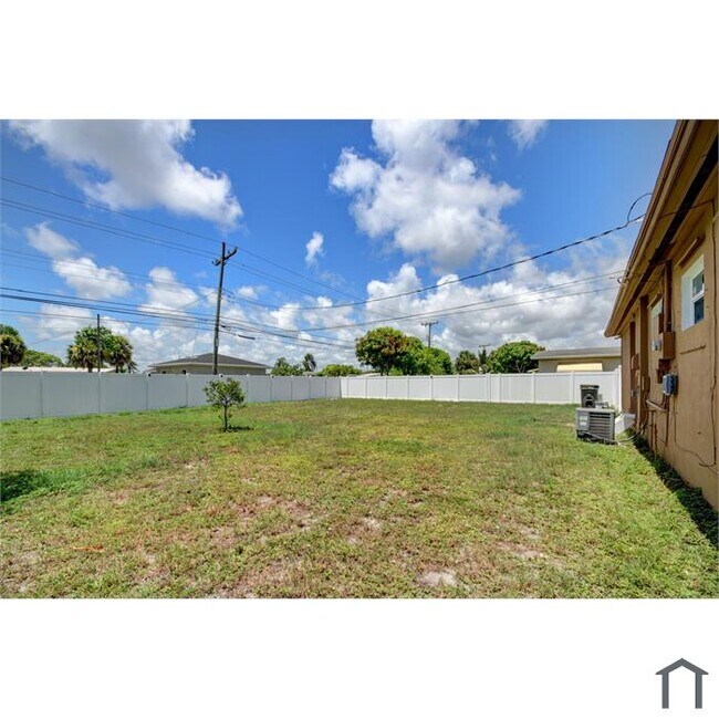 Building Photo - 1320 Palm Beach Lakes Blvd