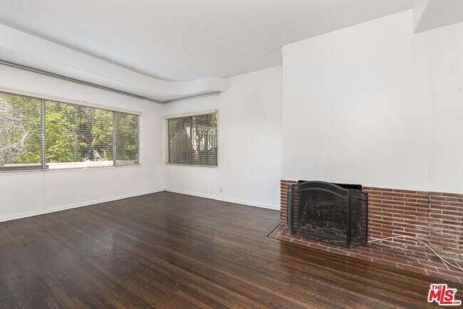 Foto del edificio - 3043 Hollycrest Dr