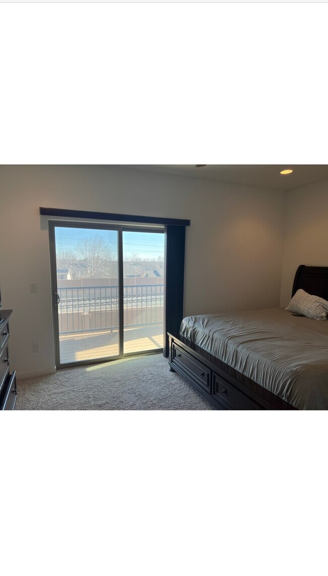 Master bedroom - 3155 E 104th Ave