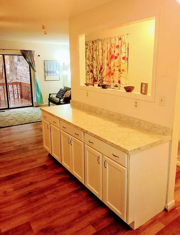 Kitchen - 102 Weatherstone Dr
