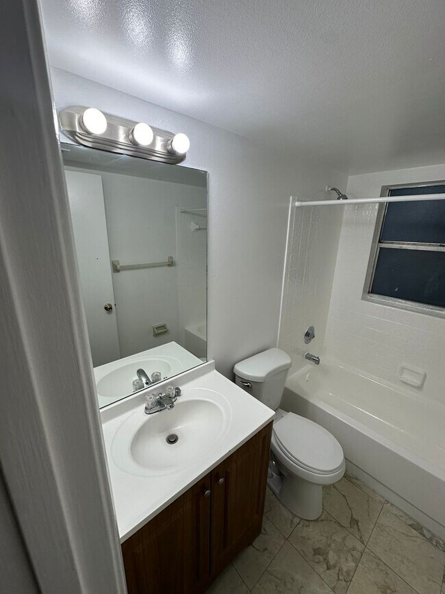 Foto del edificio - Beautiful 2/2 Unit at Lakewood Village at ...