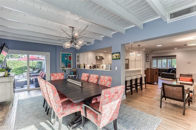 Building Photo - 3 br, 2.5 bath House - 2433 NE 8th St # 0
