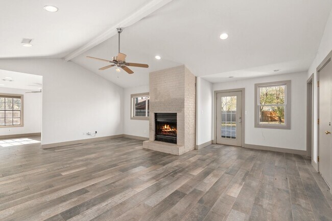 Foto del edificio - FALL 2026 PRE-LEASE! Amazing Location for ...