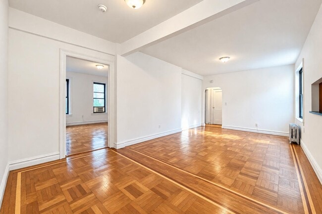 Building Photo - 850 W 176th St
