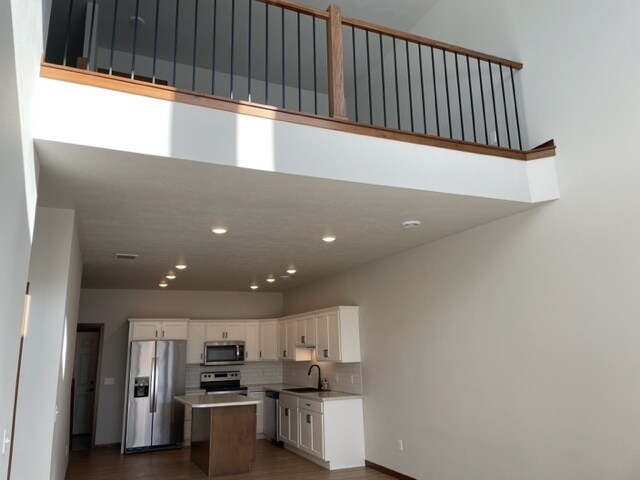 Amplio loft con vistas a la sala de estar. - 6142 S Alki Pl