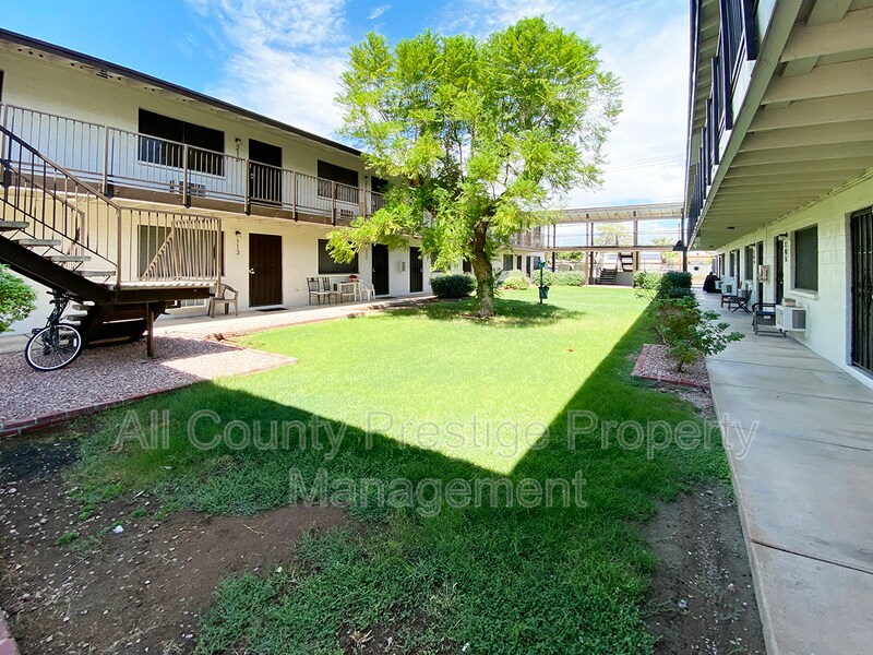 Foto principal - 1945 W Sweetwater Ave
