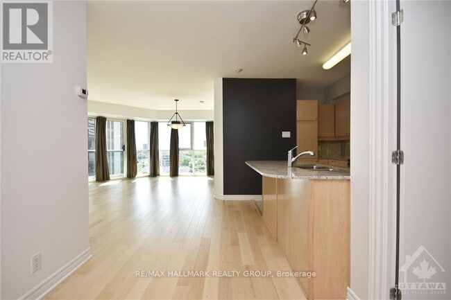 Building Photo - 445 Laurier Ave W