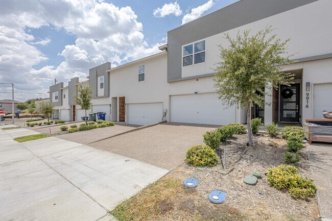 Building Photo - 9912 Kaspar Dr