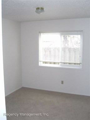 Building Photo - 2 br, 1 bath Apartment - 4875 SW Lombard Ave.