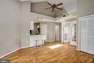 Building Photo - 1609 Carriage House Terrace