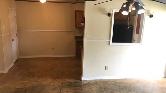Building Photo - 304 Woodale Dr