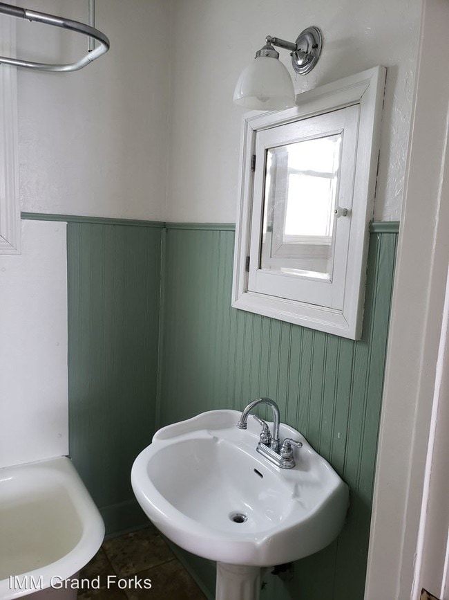 Building Photo - 4 br, 2 bath House - 1808 University Avenue