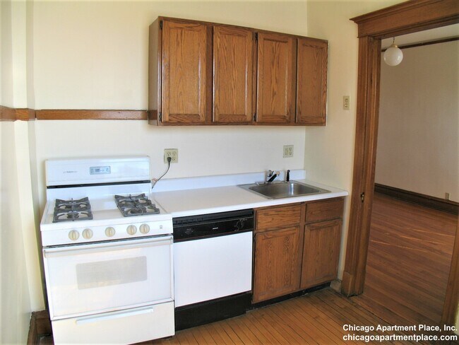Building Photo - 3906 N Greenview Ave