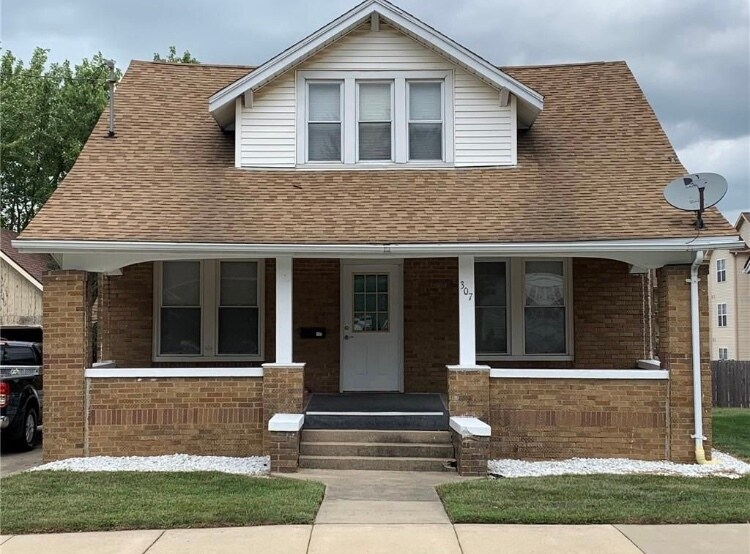 307 Polk Ave, Charleston, IL 61920 House Rental in Charleston, IL