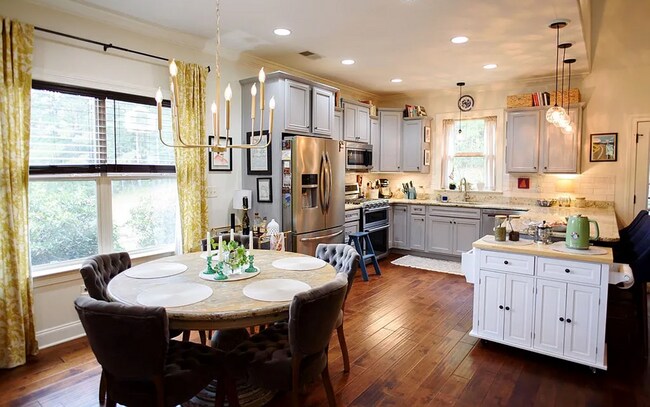 Building Photo - 4 Bed/3.5 Bath