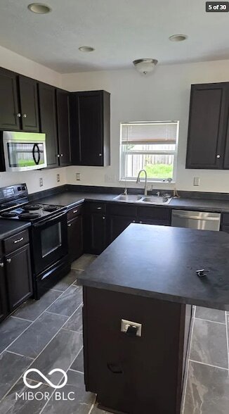 Building Photo - 15098 Royal Grove Dr