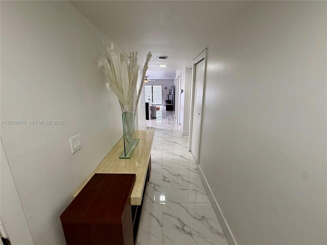 Foto del edificio - 16461 Blatt Blvd