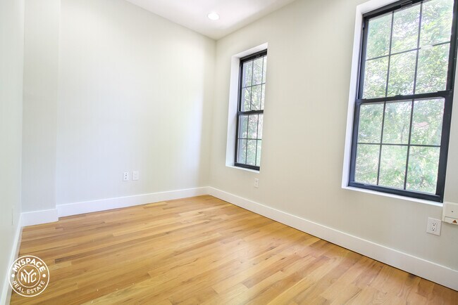 Foto del edificio - 17-15 Greene Ave