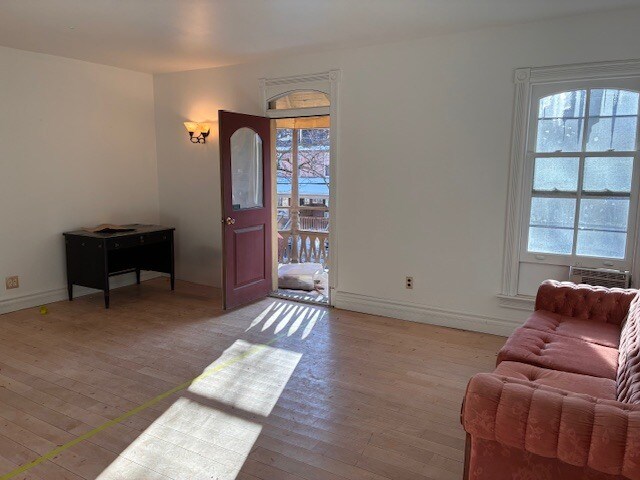 Voici le salon sans meubles. - 561 Parliament St