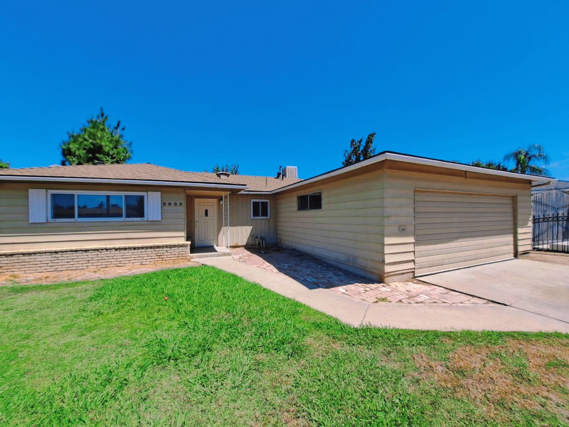 Primary Photo - Amazing 3 Bedroom Home Near Cedar and Gett...
