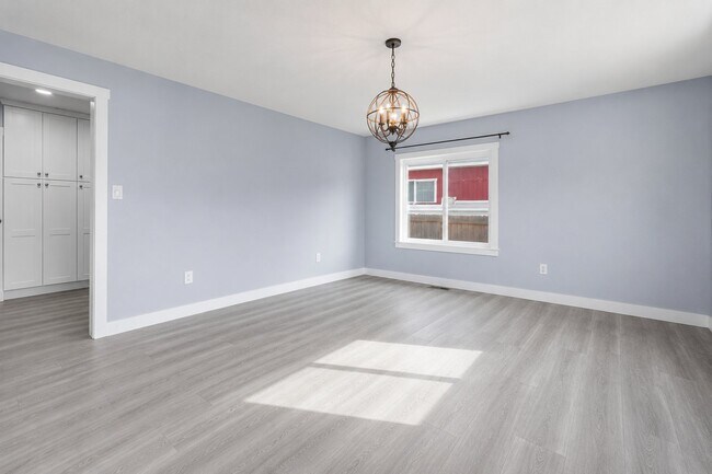 Building Photo - 1051 W Oak St