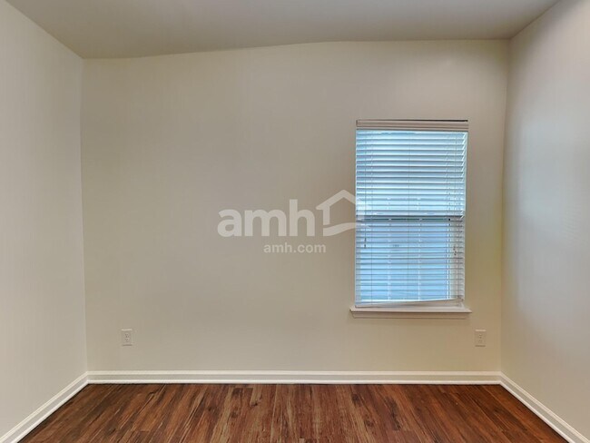 Building Photo - 1013 Silverwood Dr