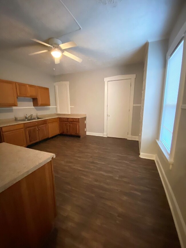 Building Photo - 2 Bedroom with Spring Rent Special!