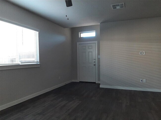 Foto del edificio - 9811 Grosbeak Ln