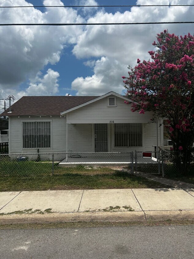 101 N Iowa Ave Unit 101 N Iowa Ave 1, Weslaco, TX 78596 Room for Rent in Weslaco, TX