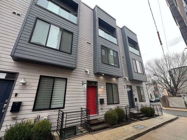 Foto del edificio - Stunning 3-Bedroom Townhome in the Heart of Fishtown! Finished Basement and Private Rooftop Deck ...