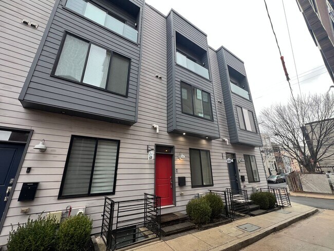 Foto del edificio - Stunning 3-Bedroom Townhome in the Heart of Fishtown! Finished Basement and Private Rooftop Deck!...
