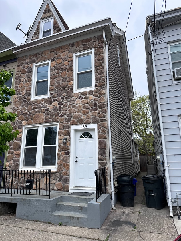 Primary Photo - 939 Lehigh St