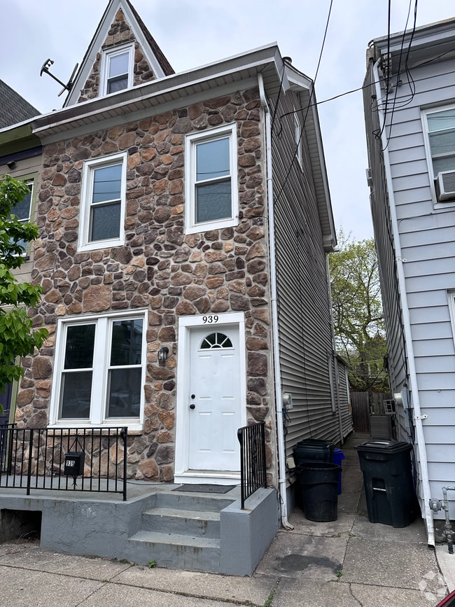 Building Photo - 939 Lehigh St