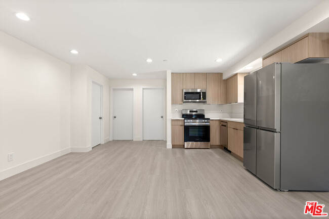 Foto del edificio - 6939 Simpson Ave