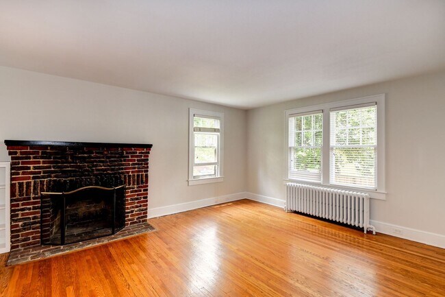 Building Photo - 3 Bed 2 Bath - Silver Spring Tudor - 1 Mil...