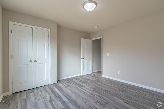 2 habitaciones, 1 baño - 917 pies cuadrados - Segundo dormitorio - Yellowstone Development