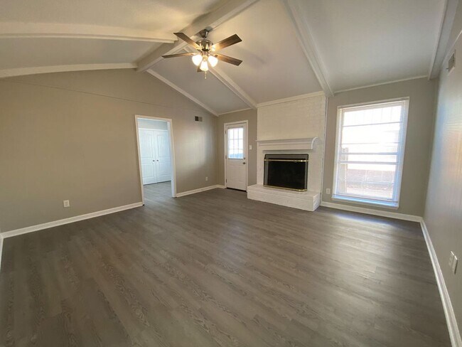 Building Photo - 4 bed, 2 bath, 2 car garage near Yale and ...