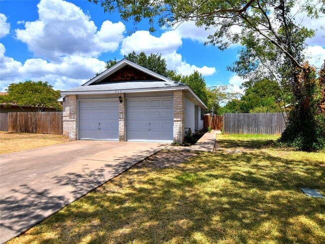 Building Photo - 813 Primrose Ln