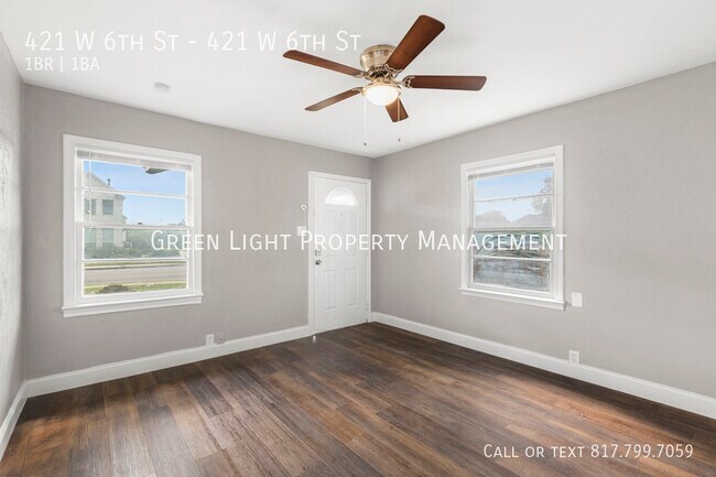 Foto del edificio - 421 W 6th St