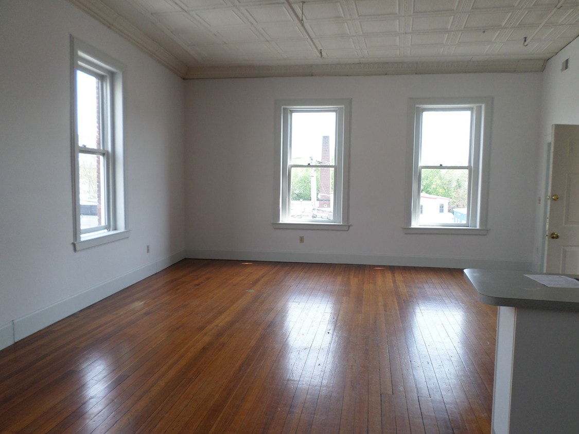 Primary Photo - 37 Main St