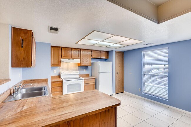 Building Photo - 2 Bedroom CONDO at a GREAT PRICE!