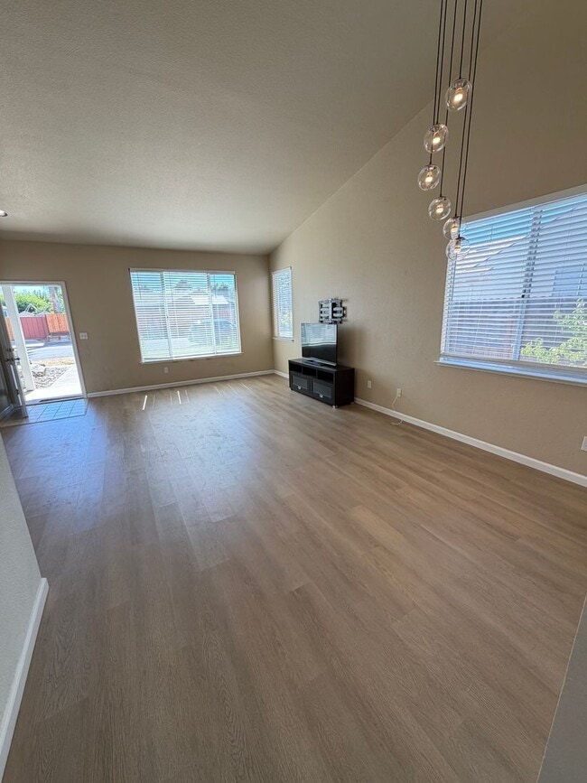 Building Photo - 5431 Lakespring Dr