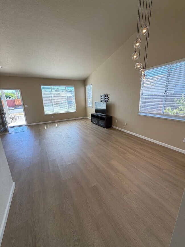 Foto del edificio - 5431 Lakespring Dr