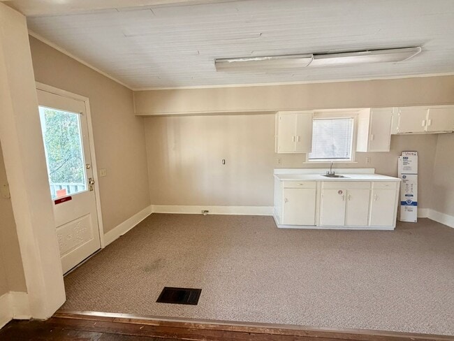 Building Photo - 227 S Zetterower Ave