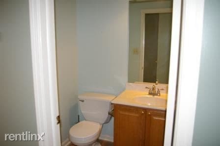 Building Photo - 3 br, 1.5 bath Townhome - 444 Rockwood Dr