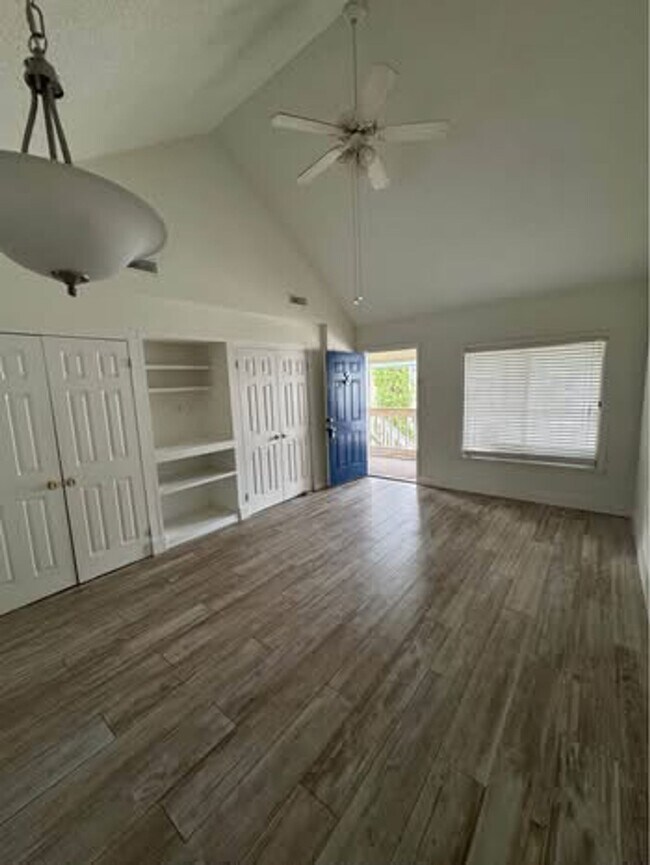 Foto del edificio - Large One Bedroom Across from the Beach in...