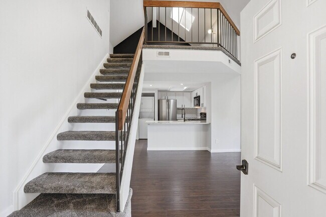 Foto del edificio - $1,945.95- 1 Bed, 1 Bath Updated Lofted Condo in Boulder with Central AC and In-Unit Laundry!