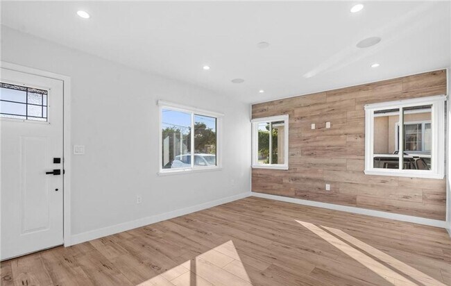 Foto del edificio - 4641 W 130th St