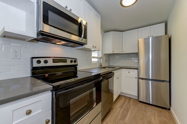 Building Photo - 2025 Pre-Leasing RENOVATED Rare 2 Bedroom ...